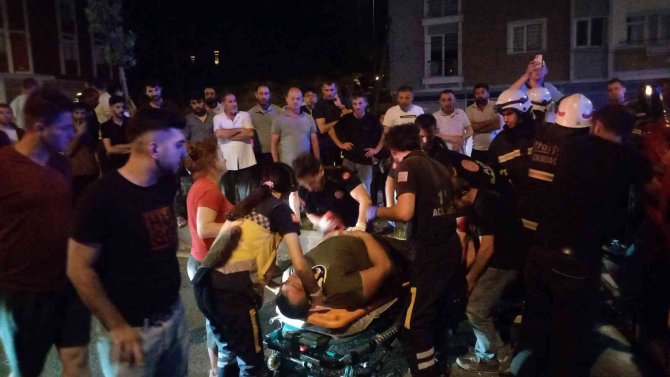 Ehliyetsiz Genç İzinsiz Aldığı Arabayla Kaza Yaptı, Ortalık Savaş Alanına Döndü