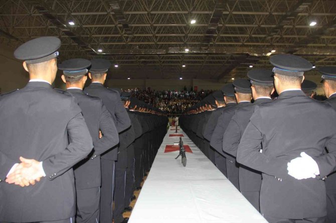 Erzincan’da Polis Adaylarının Coşkulu Mezuniyet Sevinci