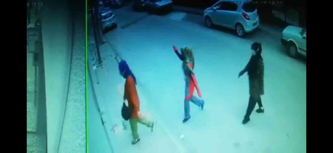 Bu Kadınlar Sadece Para Ve Ziynet Eşyası Çalıyor