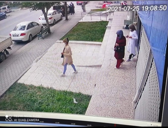 Bu Kadınlar Sadece Para Ve Ziynet Eşyası Çalıyor