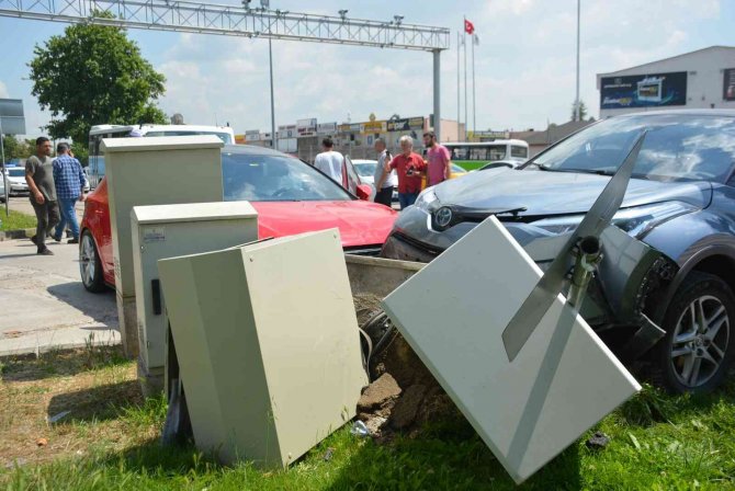 İ̇ki Otomobil Çarpıştı, Savrulan Araçlar Trafik Işıklarını Bozdu