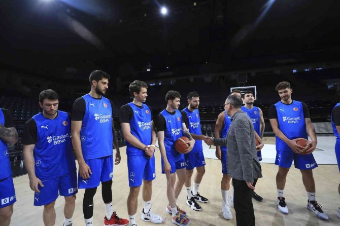 Bakan Kasapoğlu’ndan A Milli Erkek Basketbol Takımı’na Destek