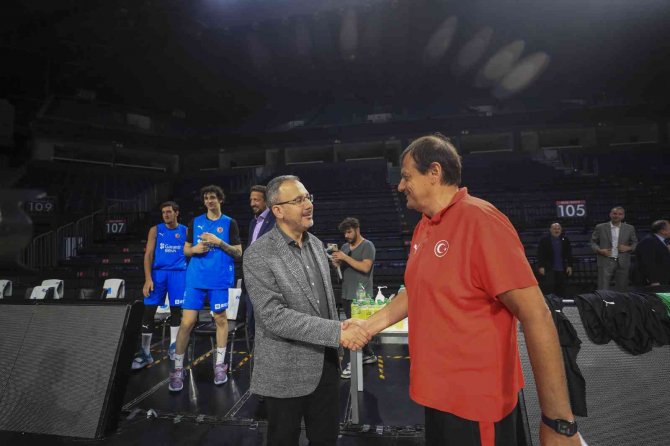 Bakan Kasapoğlu’ndan A Milli Erkek Basketbol Takımı’na Destek