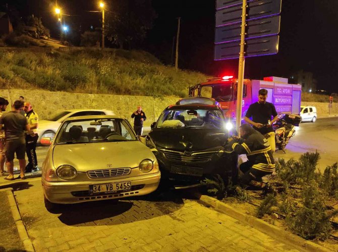 Geri Manevra Yapan Otomobile Başka Bir Otomobil Çarptı: 1 Yaralı