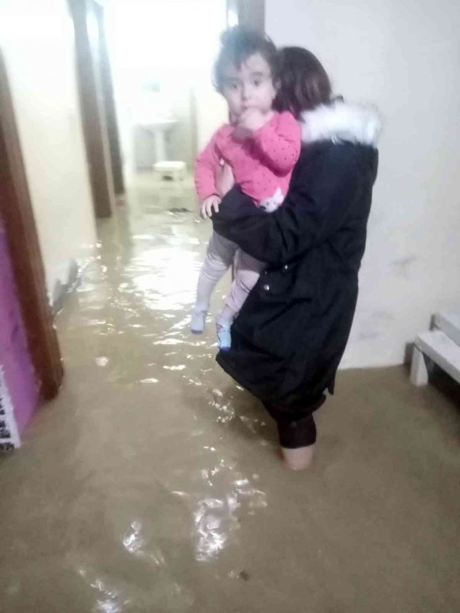Hatay’da Evleri Su Bastı