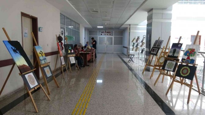 Toplum Ruh Sağlığı Merkezindeki Danışanlar, Çalışmalarını Sergiledi