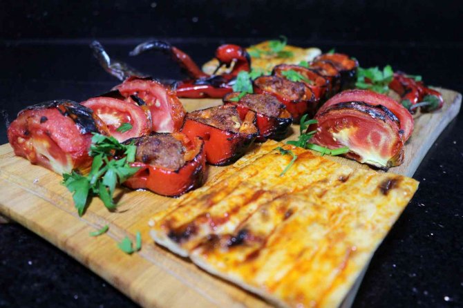 Adana’da Acı Severlere Yeni Lezzet: "Biber İçli Kebap"