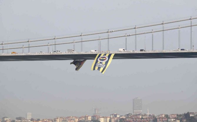 Köprülere Fenerbahçe Bayrakları Asıldı