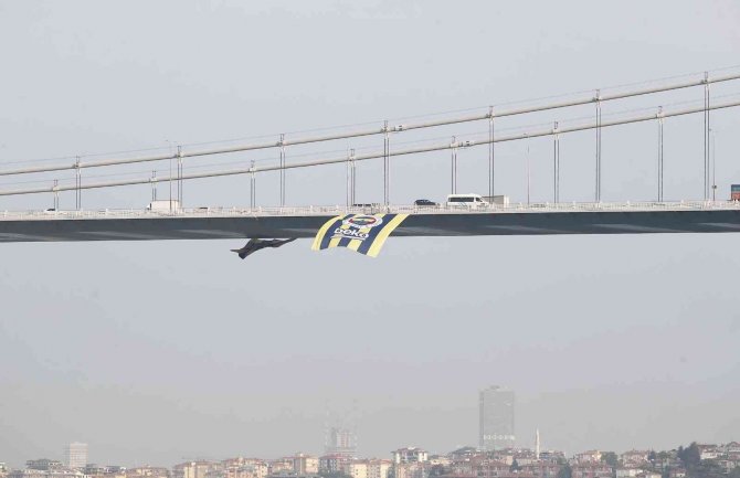 Köprülere Fenerbahçe Bayrakları Asıldı