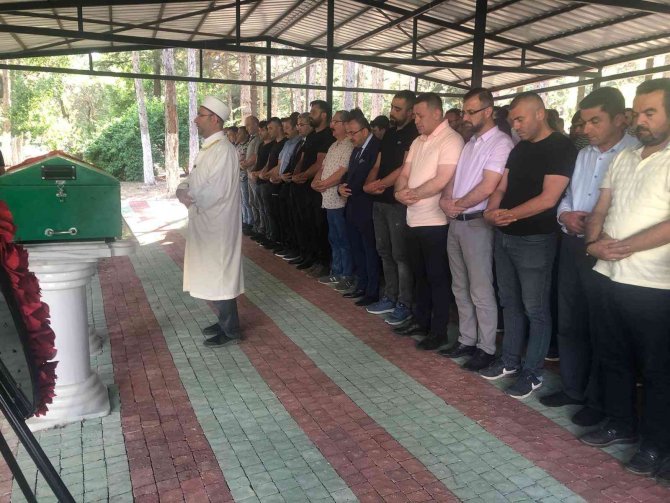 Eşi Tarafından Katledilen 2 Aylık Hamile Kadına Toprağa Verildi