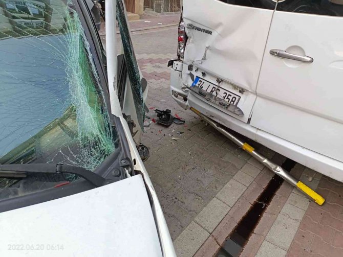 Çalıntı Arabayla Polisten Kaçtı, Ortalığı Savaş Alanına Çevirdi