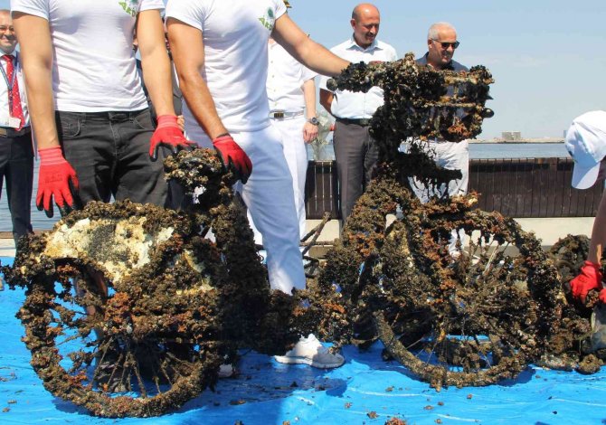 İ̇zmir Körfezi’nden Çıkan Atıklar Şaşırttı: Bisiklet, Kamp Sandalyeleri Ve Dahası