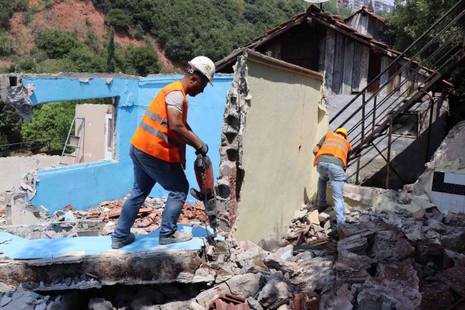 Serdar’daki Metruk Bina Yıkıldı