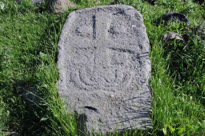 Kars’ta Tarihi Mezarlık Yok Oluyor