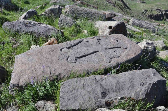 Kars’ta Tarihi Mezarlık Yok Oluyor