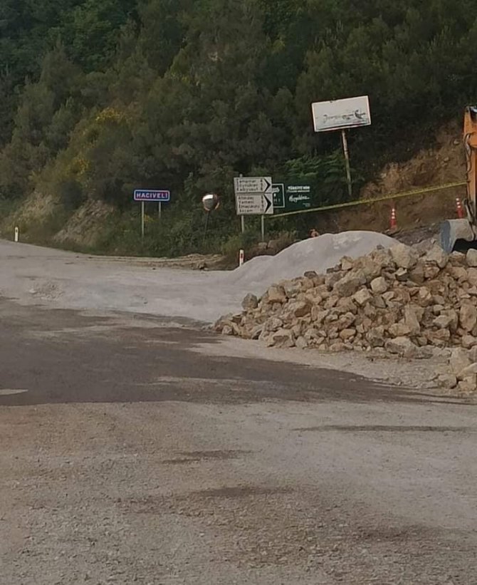 Kastamonu’da Heyelan 7 Köyü Birbirine Bağlayan Grup Yolunu Kapattı