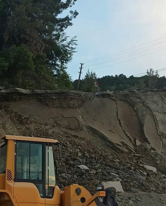 Kastamonu’da Heyelan 7 Köyü Birbirine Bağlayan Grup Yolunu Kapattı