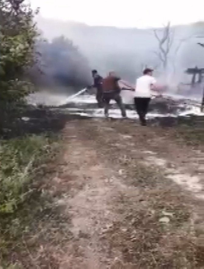 Alevlere Teslim Olan Ahşap Ev Küle Döndü