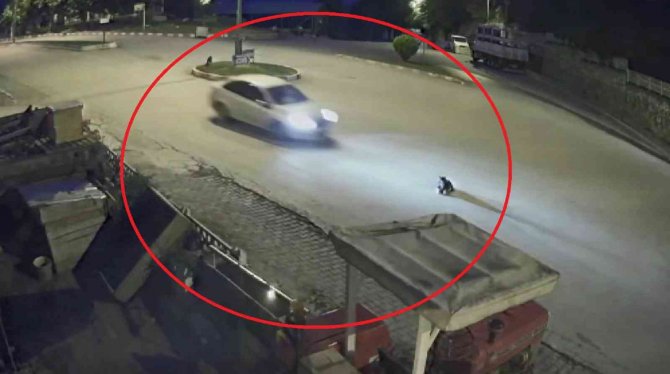 Yolun Ortasında Yatan Köpeği Ezdi, Hiçbir Şey Olmamış Gibi Yoluna Devam Etti