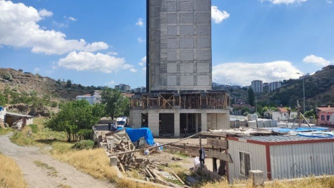 Çalıştığı İnşaattan Düşen Kalıp Ustası Yaralandı