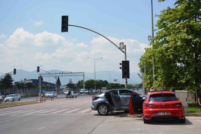 İ̇ki Otomobil Çarpıştı, Savrulan Araçlar Trafik Işıklarını Bozdu
