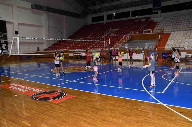 Kuşadalı Minikler Yaz Tatilinde Sporsuz Kalmayacak