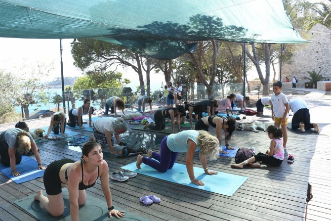 Kuşadası ’Dünya Yoga Günü’nde Tüm Canlılara Nefes Oldu