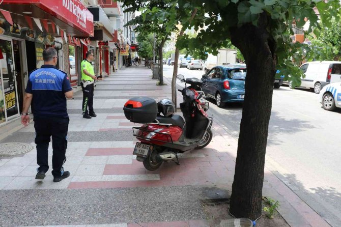 Kaldırımlara Bırakılan Motosikletlerle İlgili Uygulama Yapıldı