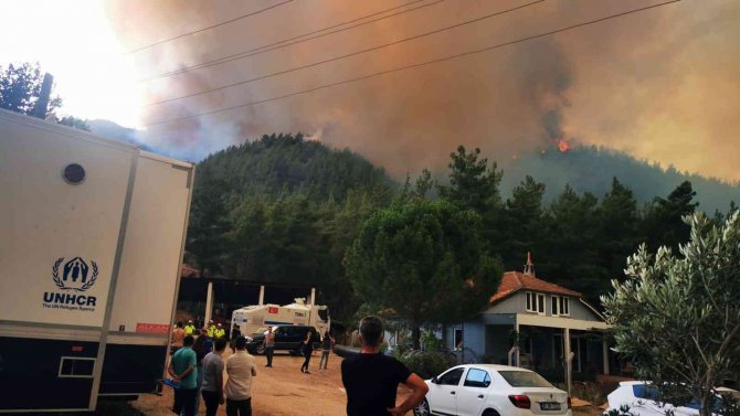 Marmaris’te Alevlerin Tehdidi Altındaki Yangın Kriz Merkezi Boşaltılıyor