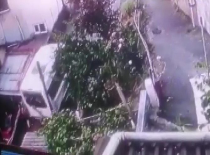Beykoz’da Minibüs Yokuş Aşağı Kaydı, Çocuklar Saniyelerle Kurtuldu