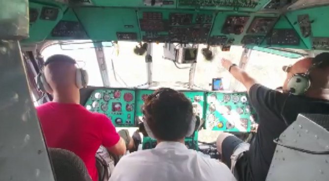 Yangın Söndürme Helikopterinin Alevlerle Mücadelesi Böyle Görüntülendi