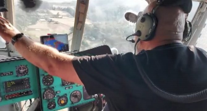 Yangın Söndürme Helikopterinin Alevlerle Mücadelesi Böyle Görüntülendi
