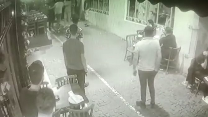 Chp’li Sezgin Tanrıkulu’nun Oğlu Ve Yeğeninin Yaralandığı Bıçaklı Kavga Kamerada