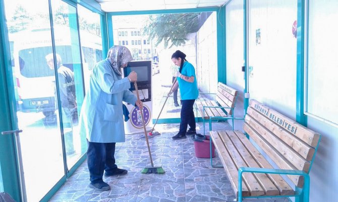 Otobüs Duraklarında Temizlik Çalışması