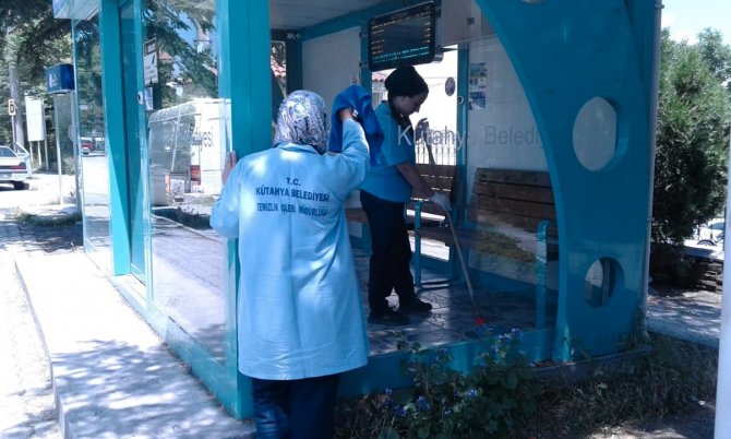 Otobüs Duraklarında Temizlik Çalışması