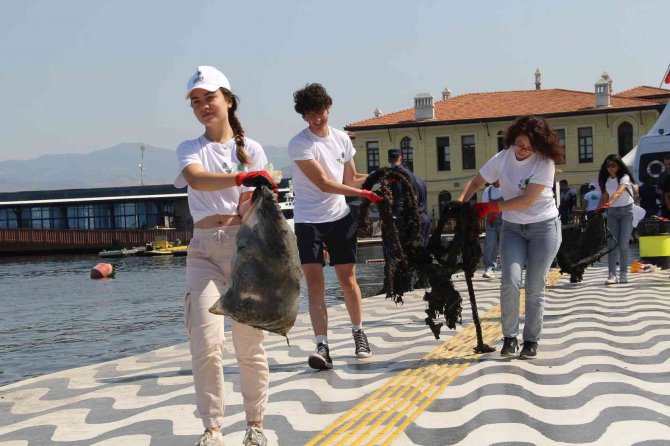 İ̇zmir Körfezi’nden Çıkan Atıklar Şaşırttı: Bisiklet, Kamp Sandalyeleri Ve Dahası