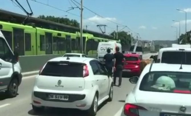 Bursa’da Kaçan Boğalar Trafiği Kilitledi
