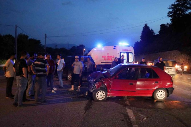 D-100’de Cip İle Otomobil Çarpıştı: 3 Yaralı