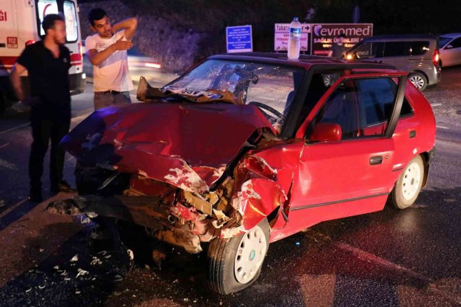 D-100’de Cip İle Otomobil Çarpıştı: 3 Yaralı