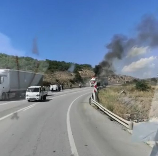Bursa’da Cam Yüklü Tır Alev Alev Yandı