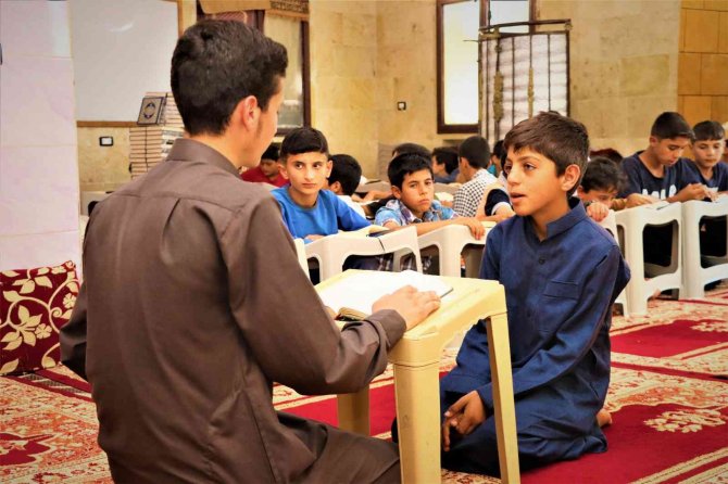 Suriye’deki Öğrencilere Kur’an-ı Kerim Hediye Edildi