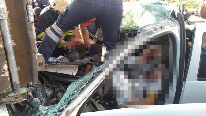 Tag Otoyolunda Feci Kaza, Otomobil Tırın Altına Girdi: 1 Ölü, 6 Yaralı