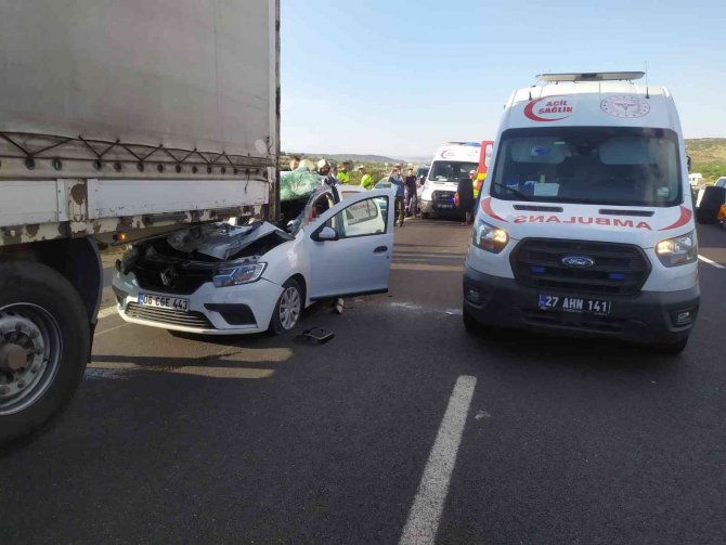 Tag Otoyolunda Feci Kaza, Otomobil Tırın Altına Girdi: 1 Ölü, 6 Yaralı