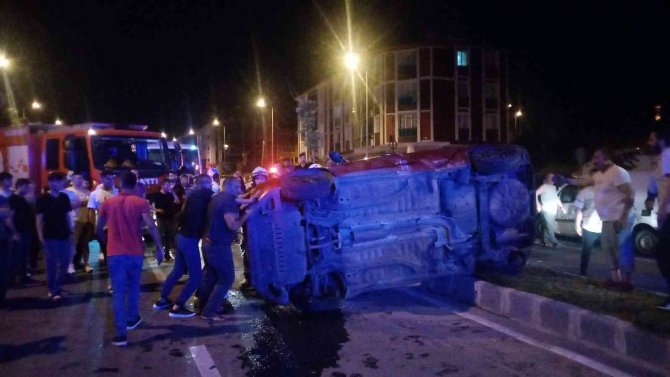 Ehliyetsiz Genç İzinsiz Aldığı Arabayla Kaza Yaptı, Ortalık Savaş Alanına Döndü