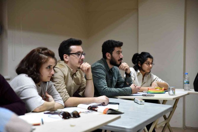 Gönüllü Eğitmenler Gençlere Bilgi Ve Birikimlerini Aktarıyor