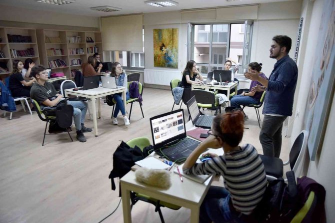 Gönüllü Eğitmenler Gençlere Bilgi Ve Birikimlerini Aktarıyor