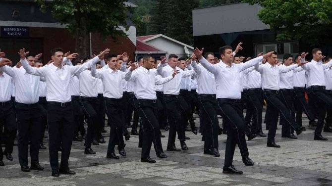 Polis Adaylarından Yemin Töreninde ‘Zeybek’ Gösterisi