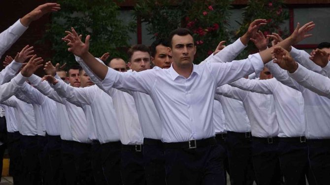 Polis Adaylarından Yemin Töreninde ‘Zeybek’ Gösterisi