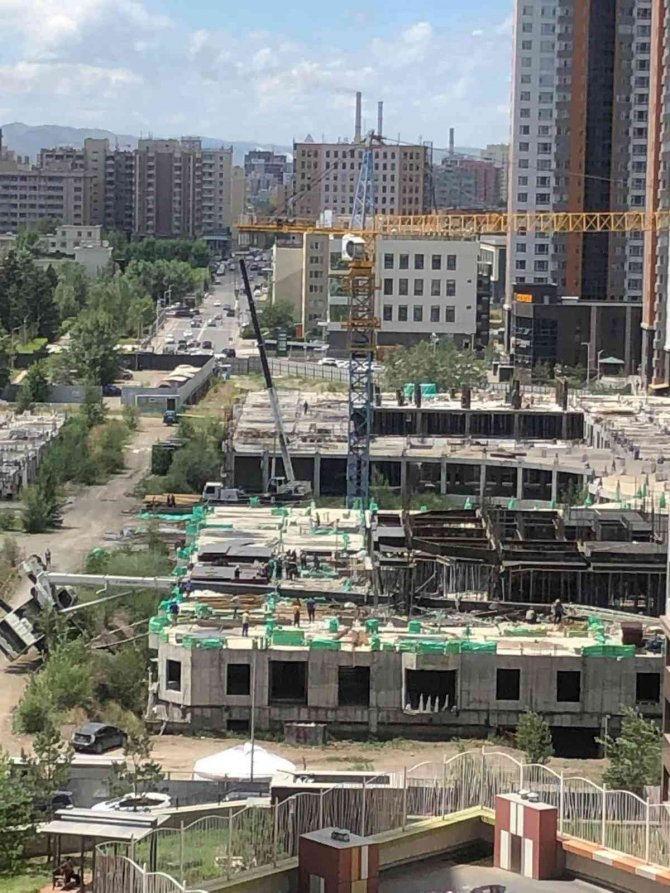 Moğolistan’da Vinç Devrildi: 2 Ölü