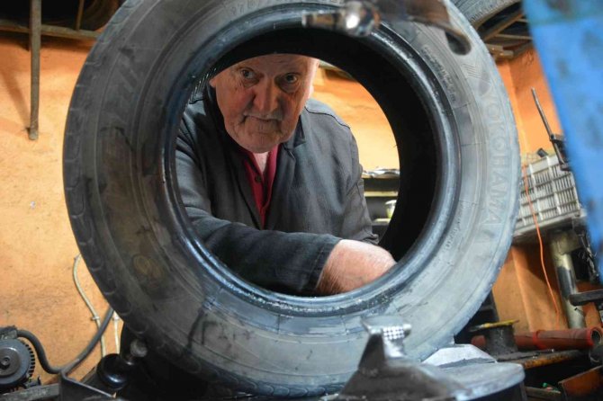 60 Yıl Önce Kurduğu Lastik Tamir Dükkanını Oğluyla Beraber İşletiyor